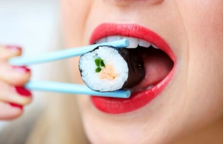 Het menu van het Japanse dieet mist exotische sushi, alle producten zijn eenvoudig en vertrouwd. 